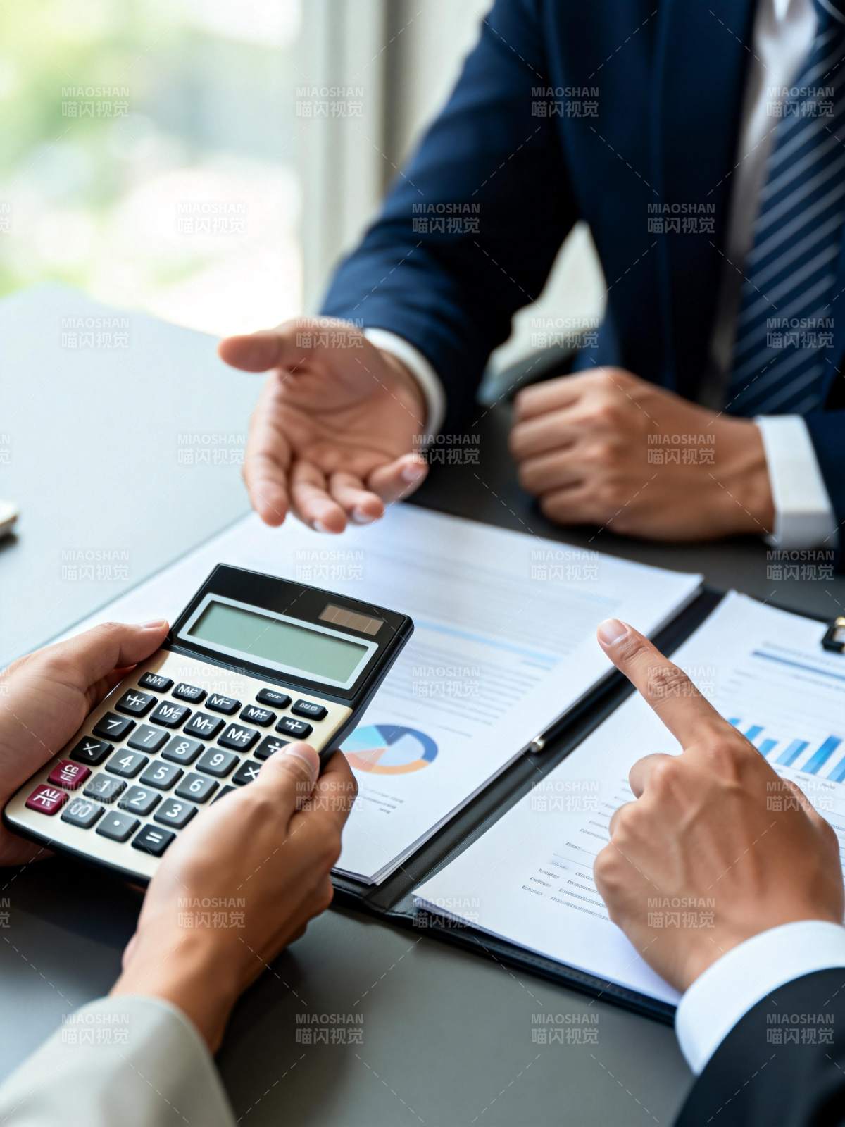 商务洽谈算账中图片