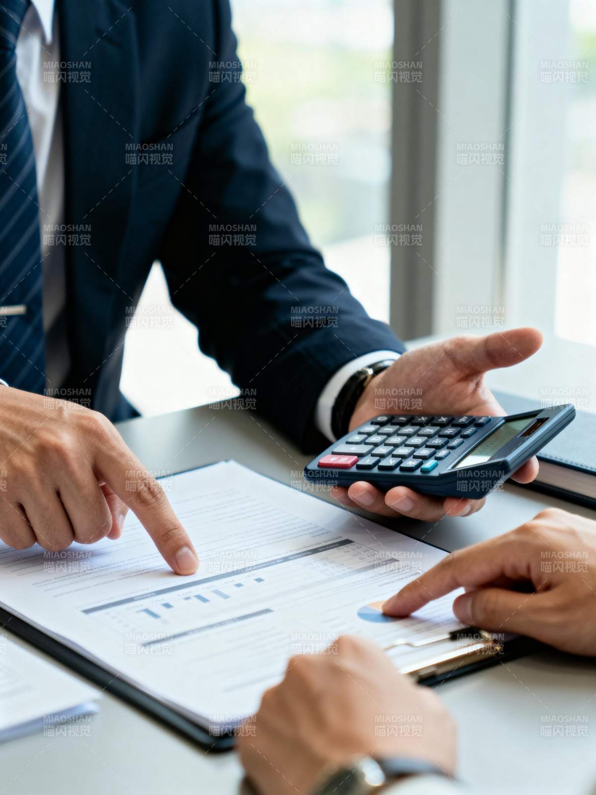 商务洽谈与计算图片