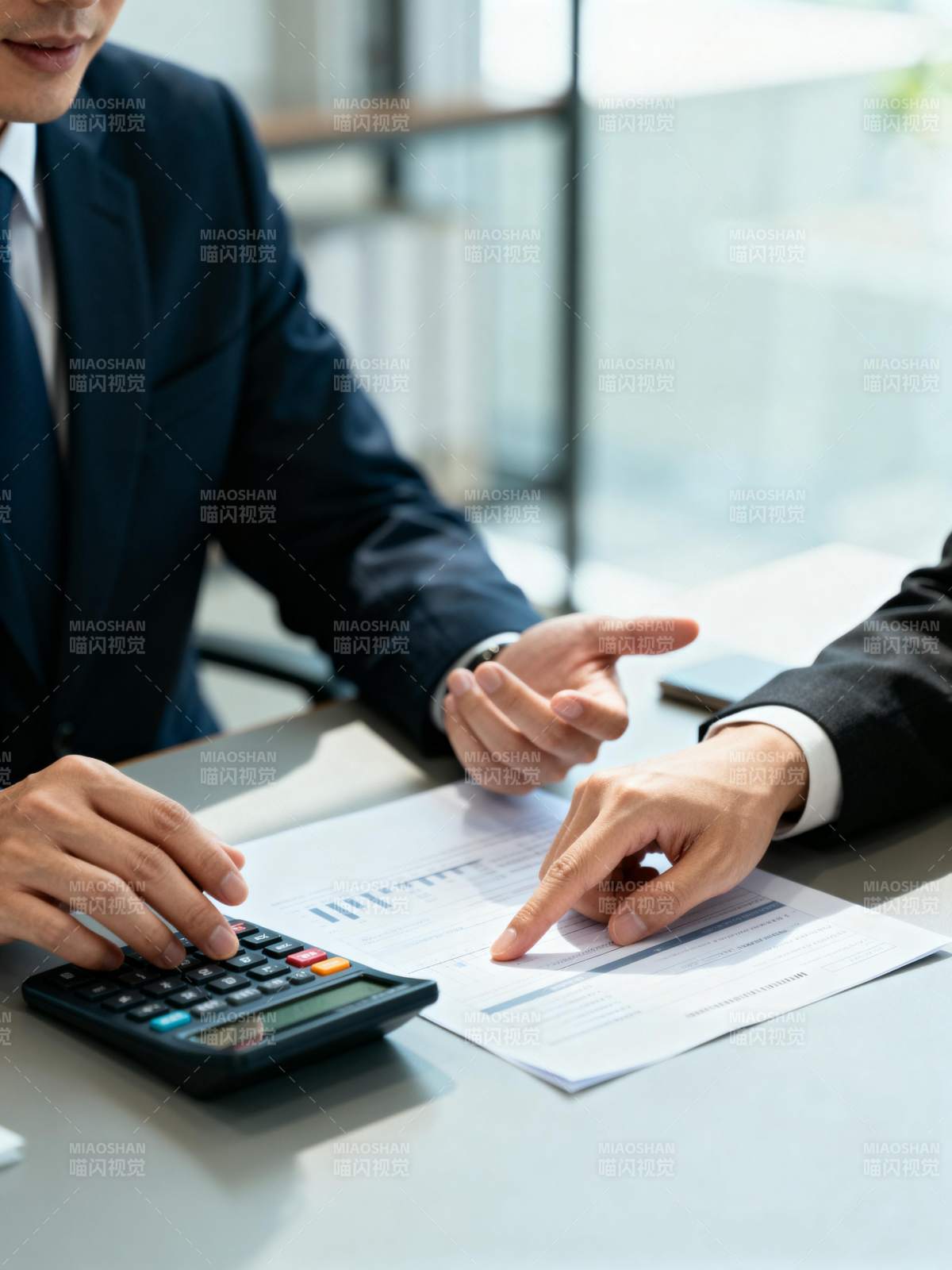 商务洽谈计算分析图片