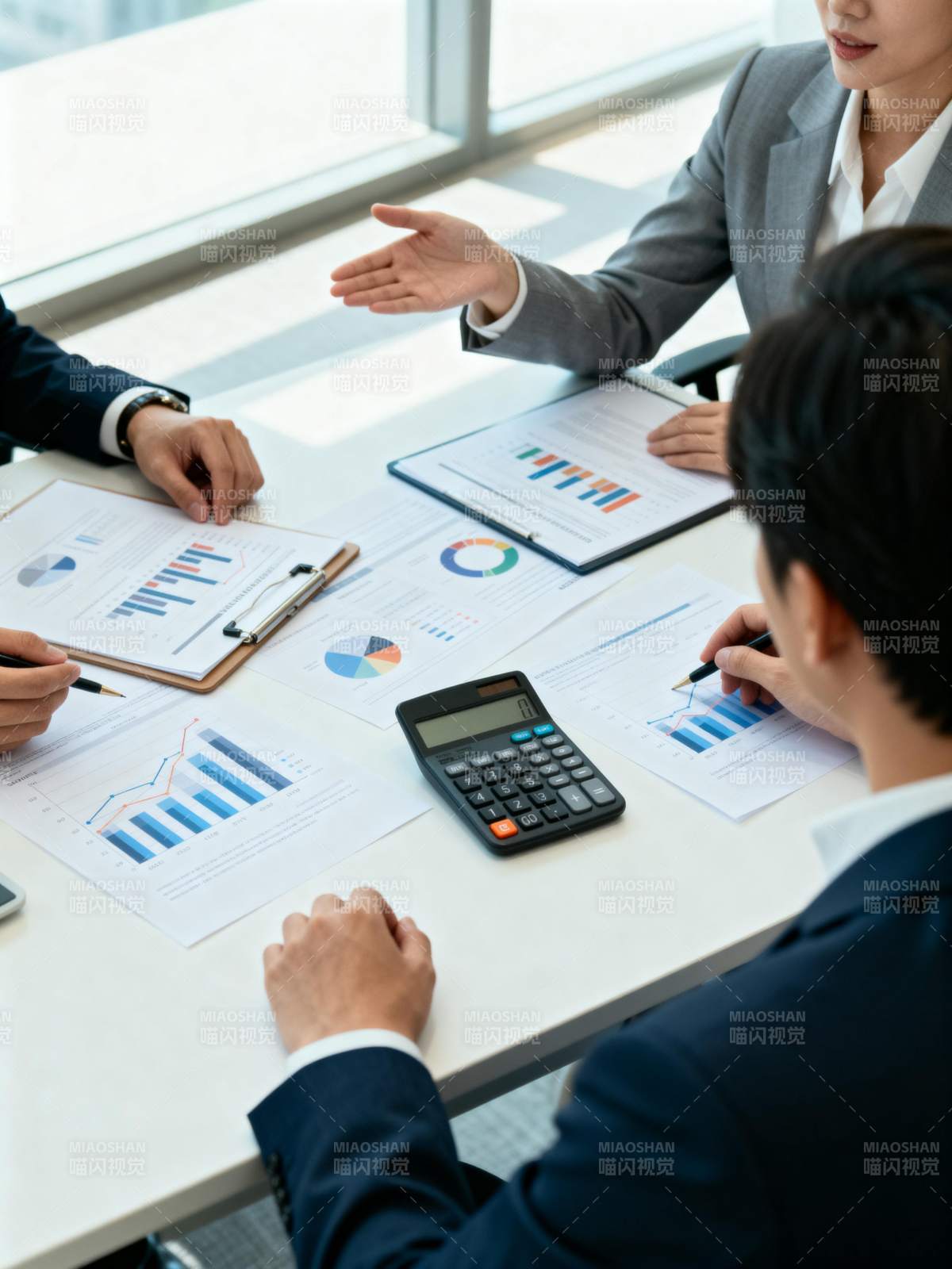 商务会议讨论图表图片