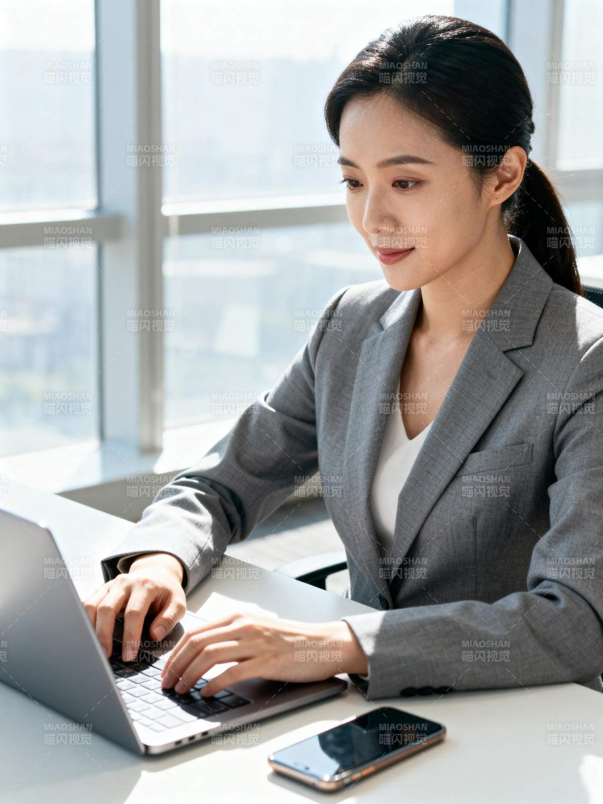 职场女性专注工作图片