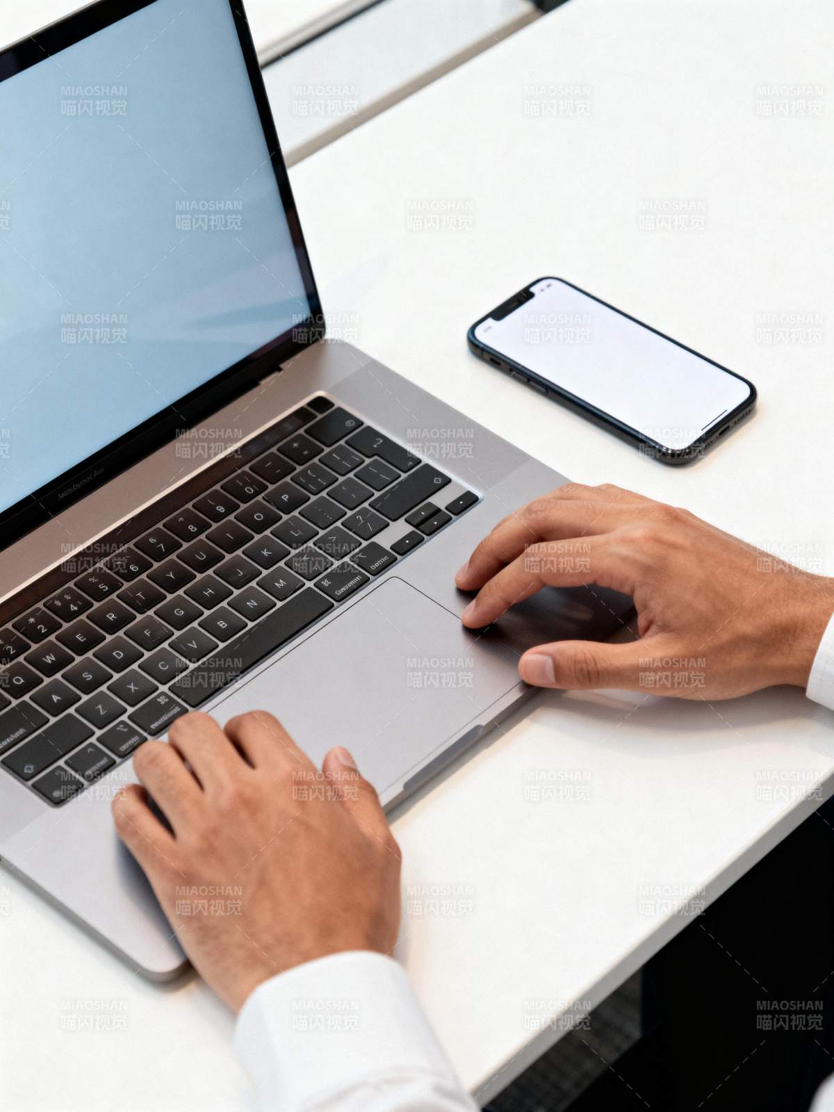 办公桌上的专注时刻图片