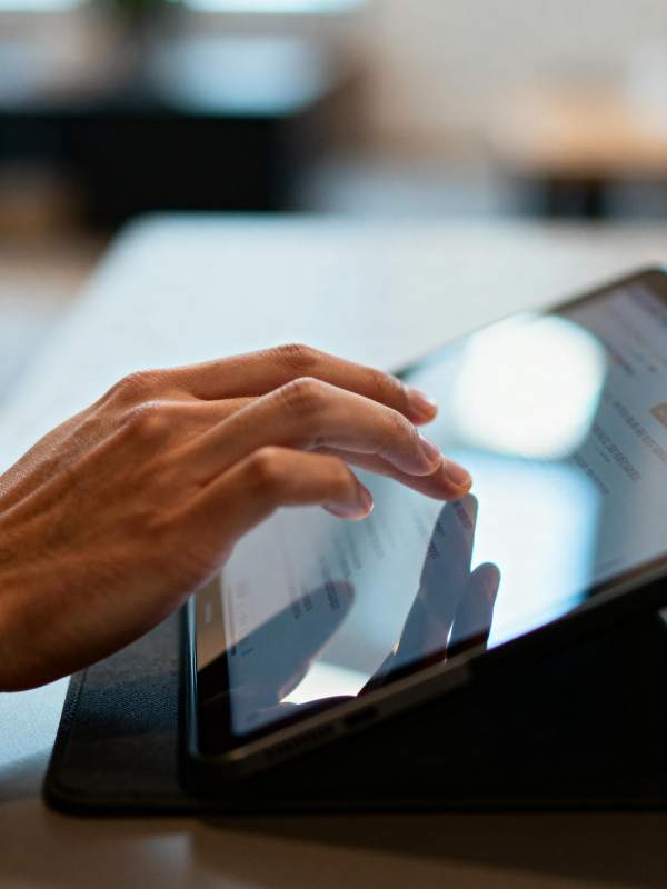 指尖轻触平板屏幕图片