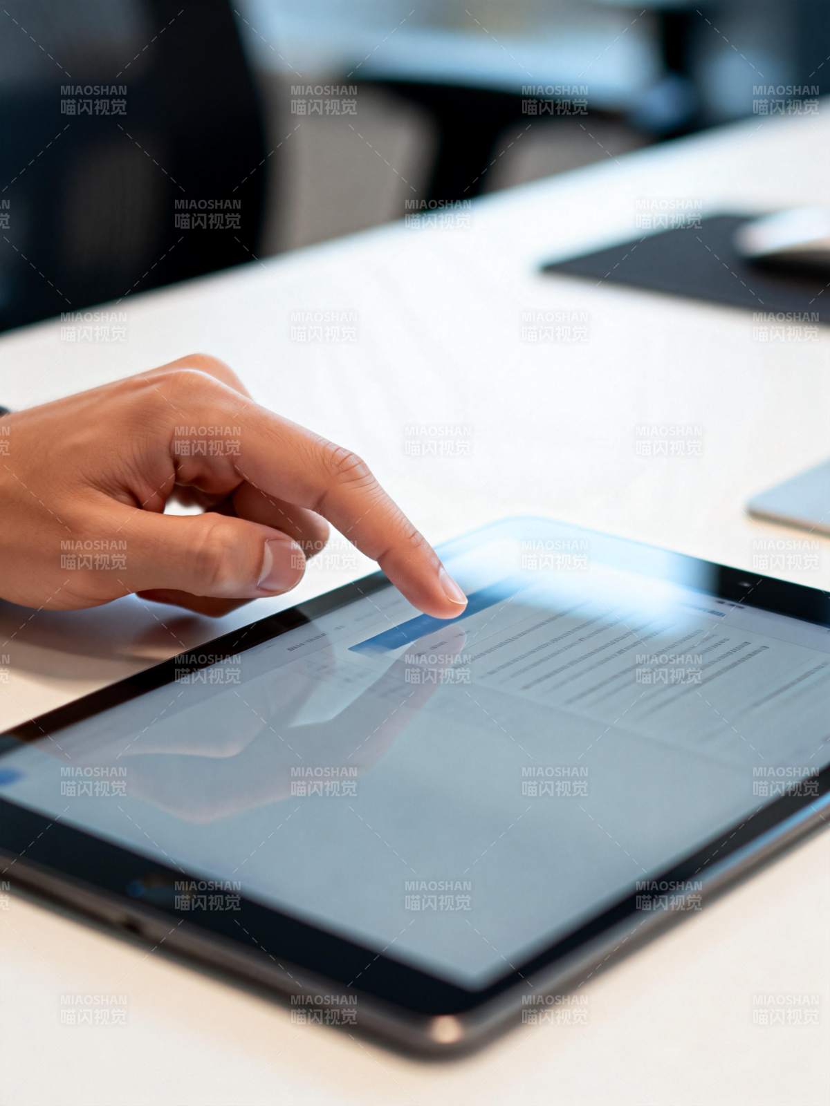 手指轻触平板屏幕图片