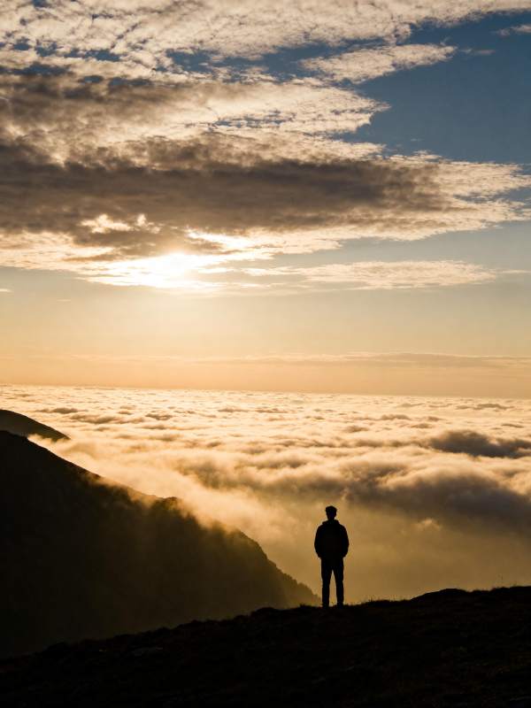 云海之上 一人独行图片