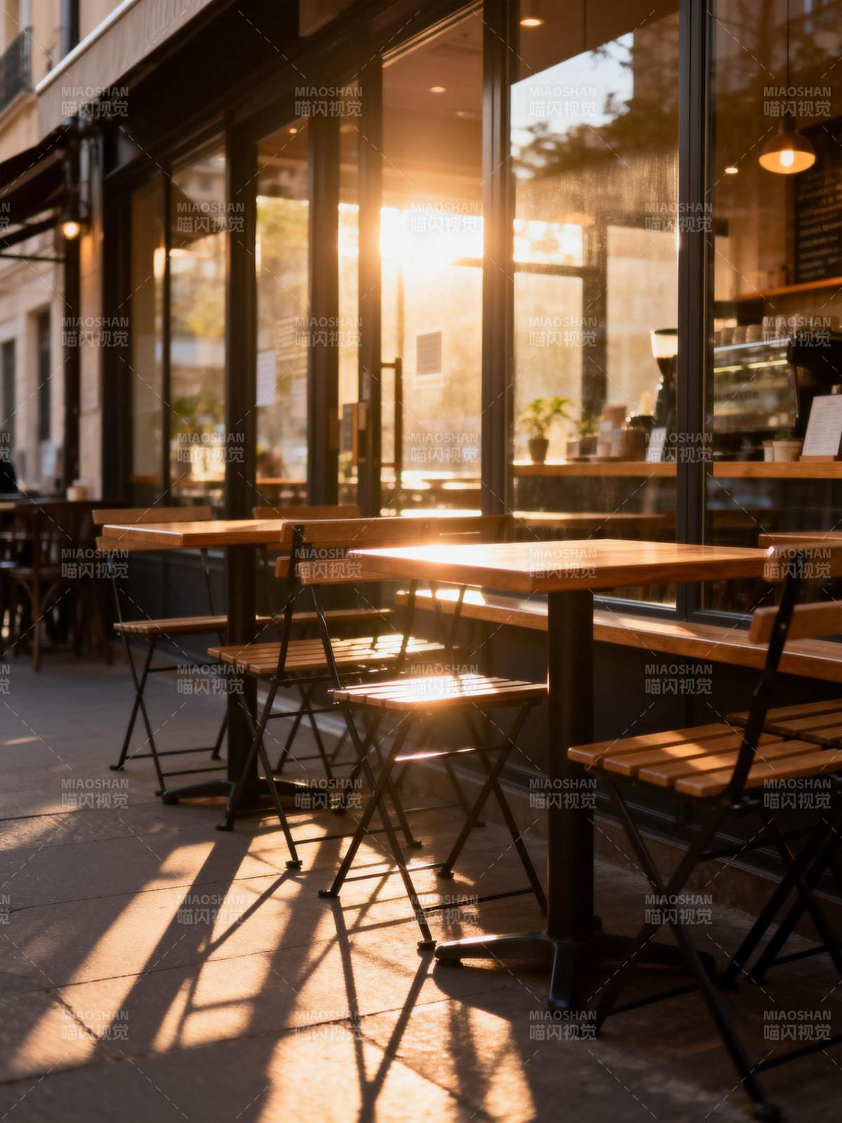 阳光下的咖啡馆外景图片