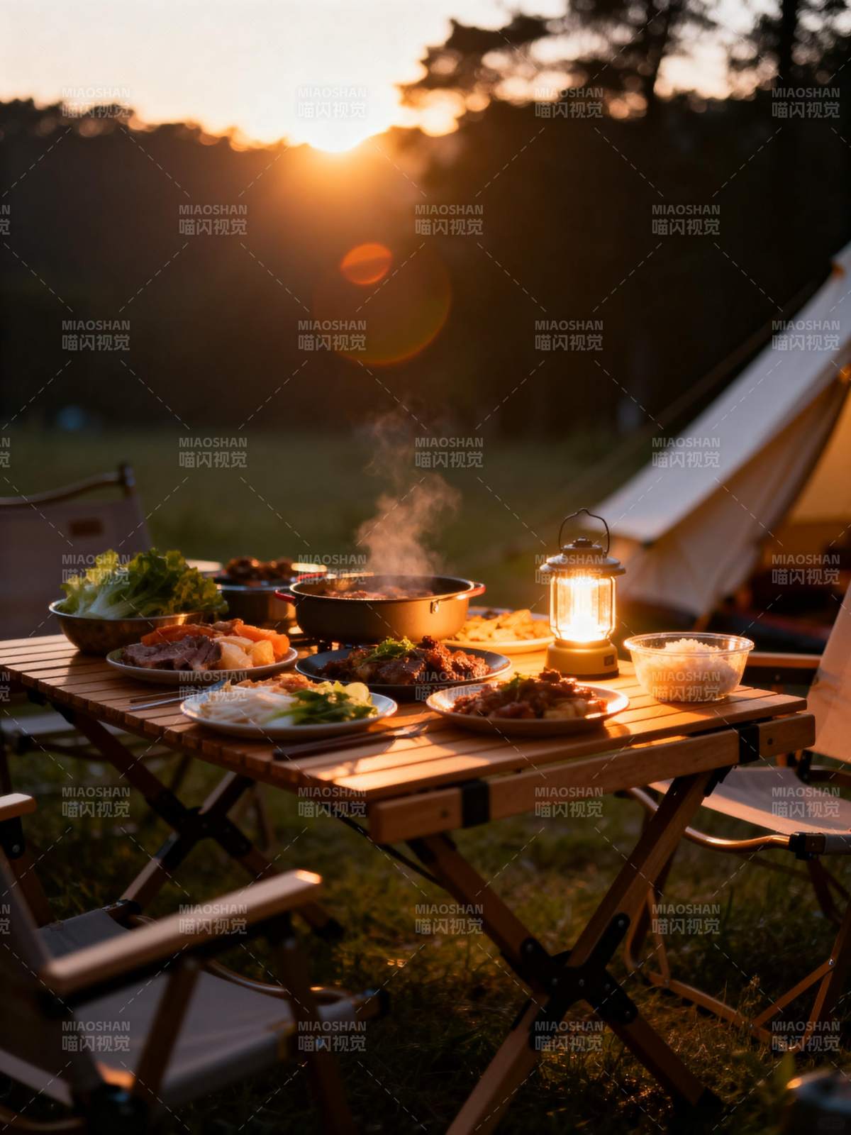 夕阳下的露营晚餐图片