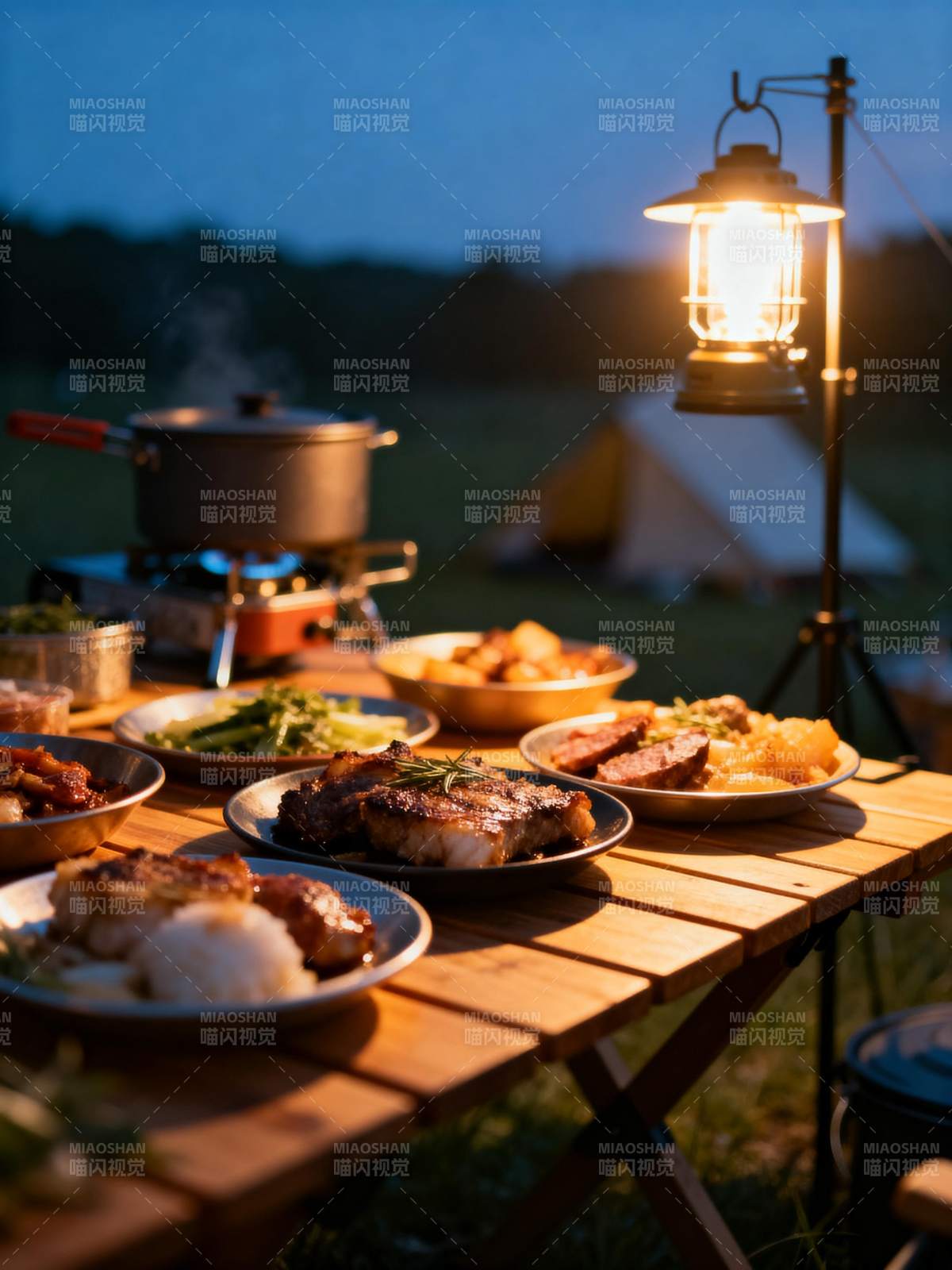 露营晚餐 灯火可亲图片