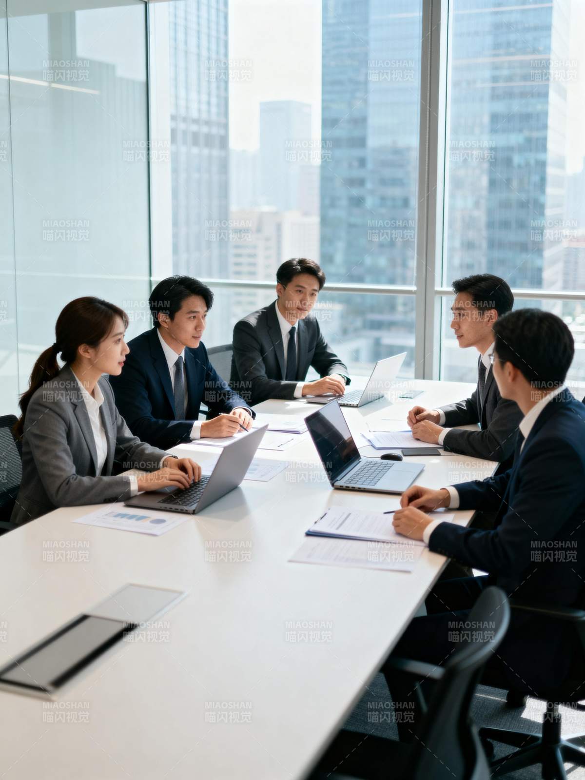 商务会议进行中图片