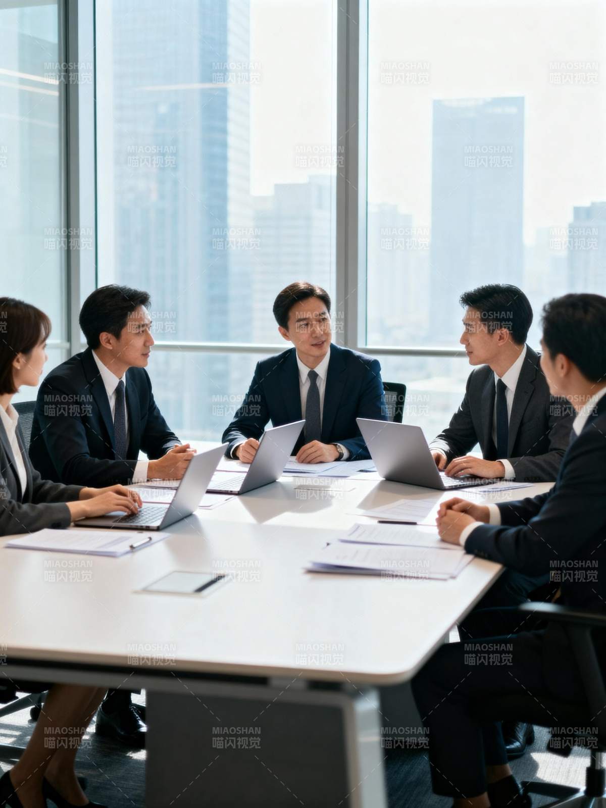商务会议讨论中图片