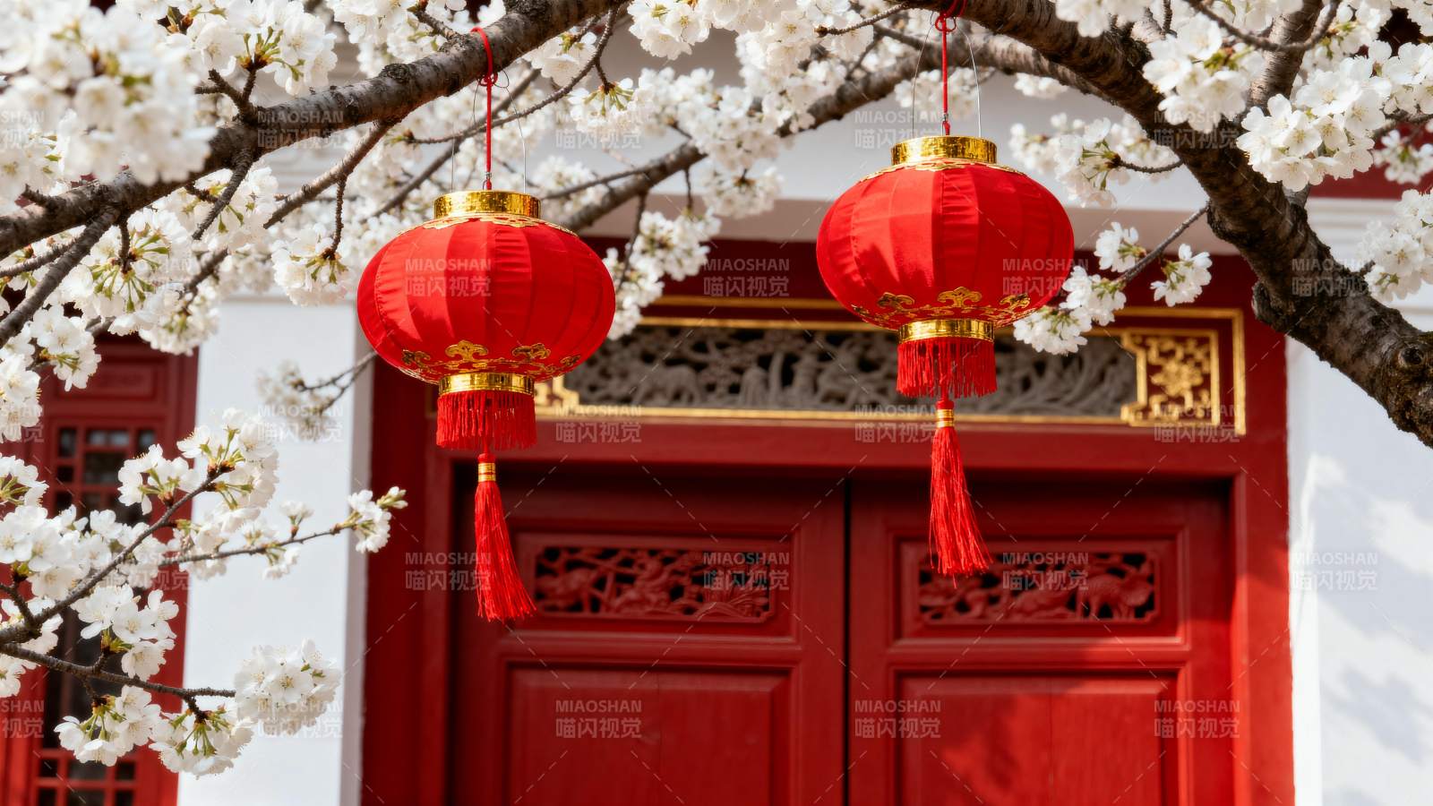 红灯笼与樱花映衬古建筑图片