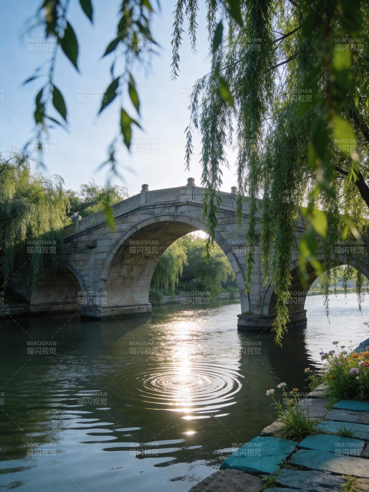 柳影桥影映碧水图片