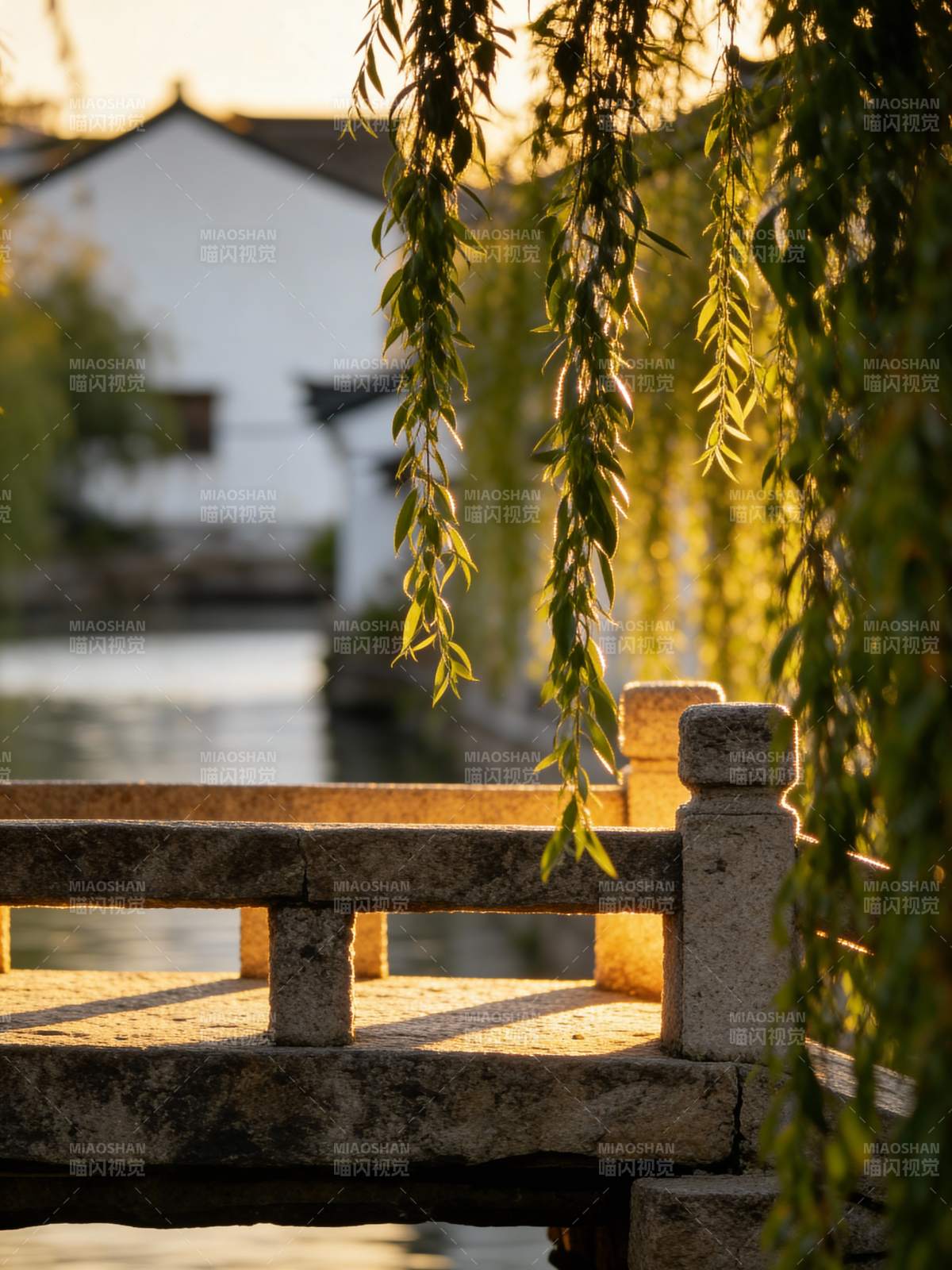 古桥流水夕阳柳图片