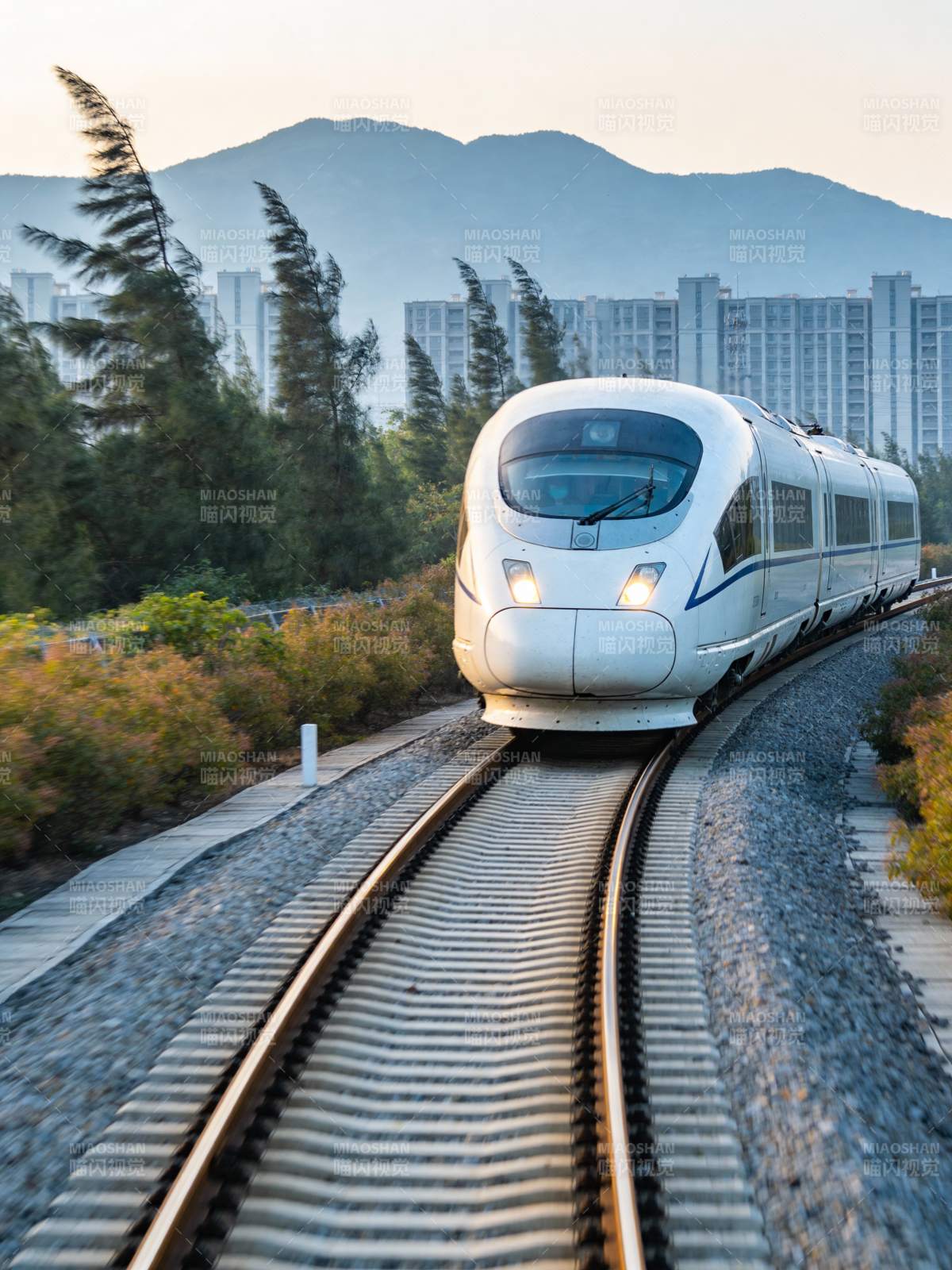 高铁穿城过山图片