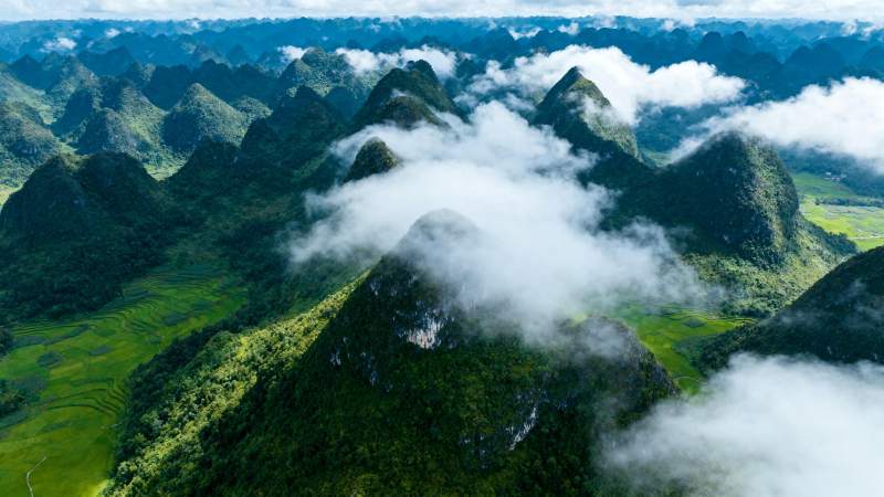 云雾缭绕山峦间图片