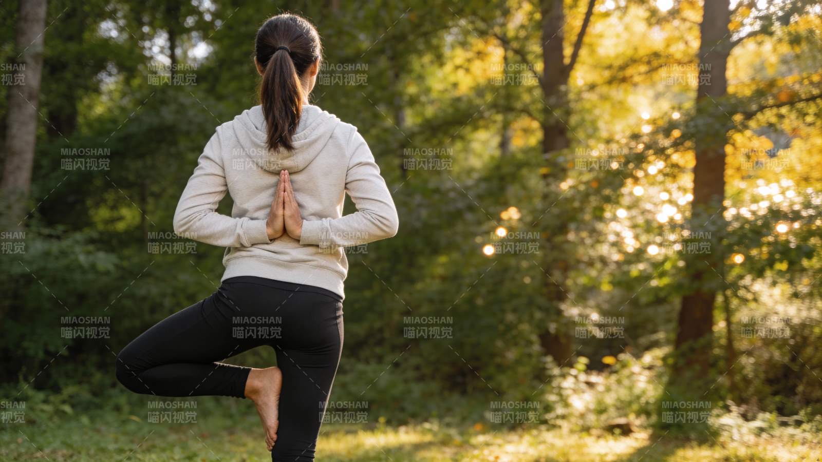女子林中练习瑜伽树式图片