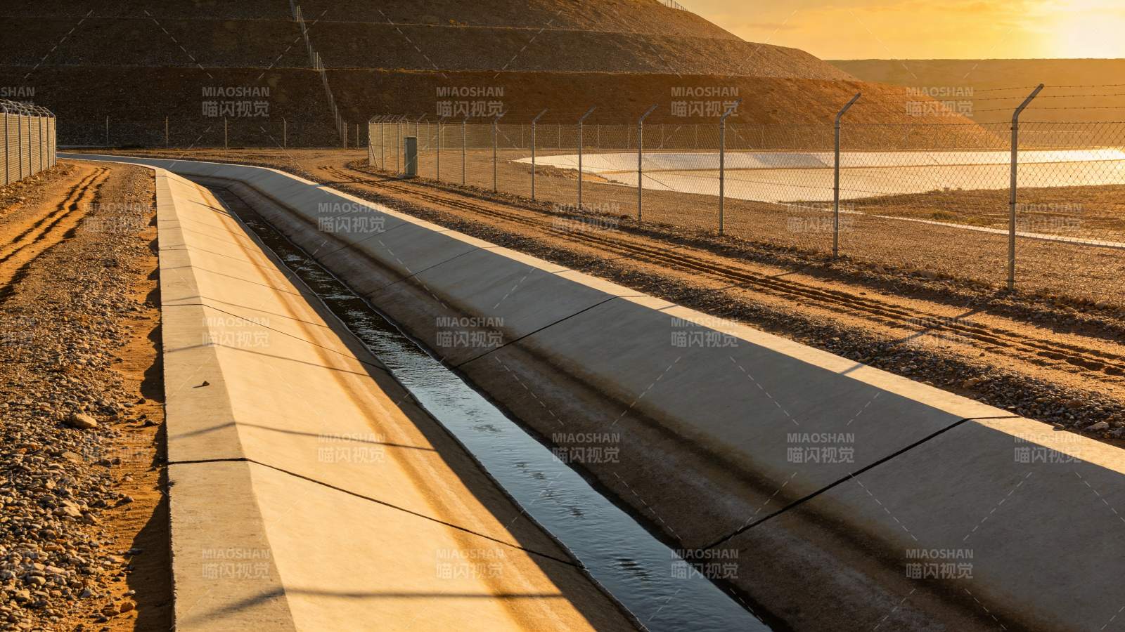 沙漠中的水渠图片