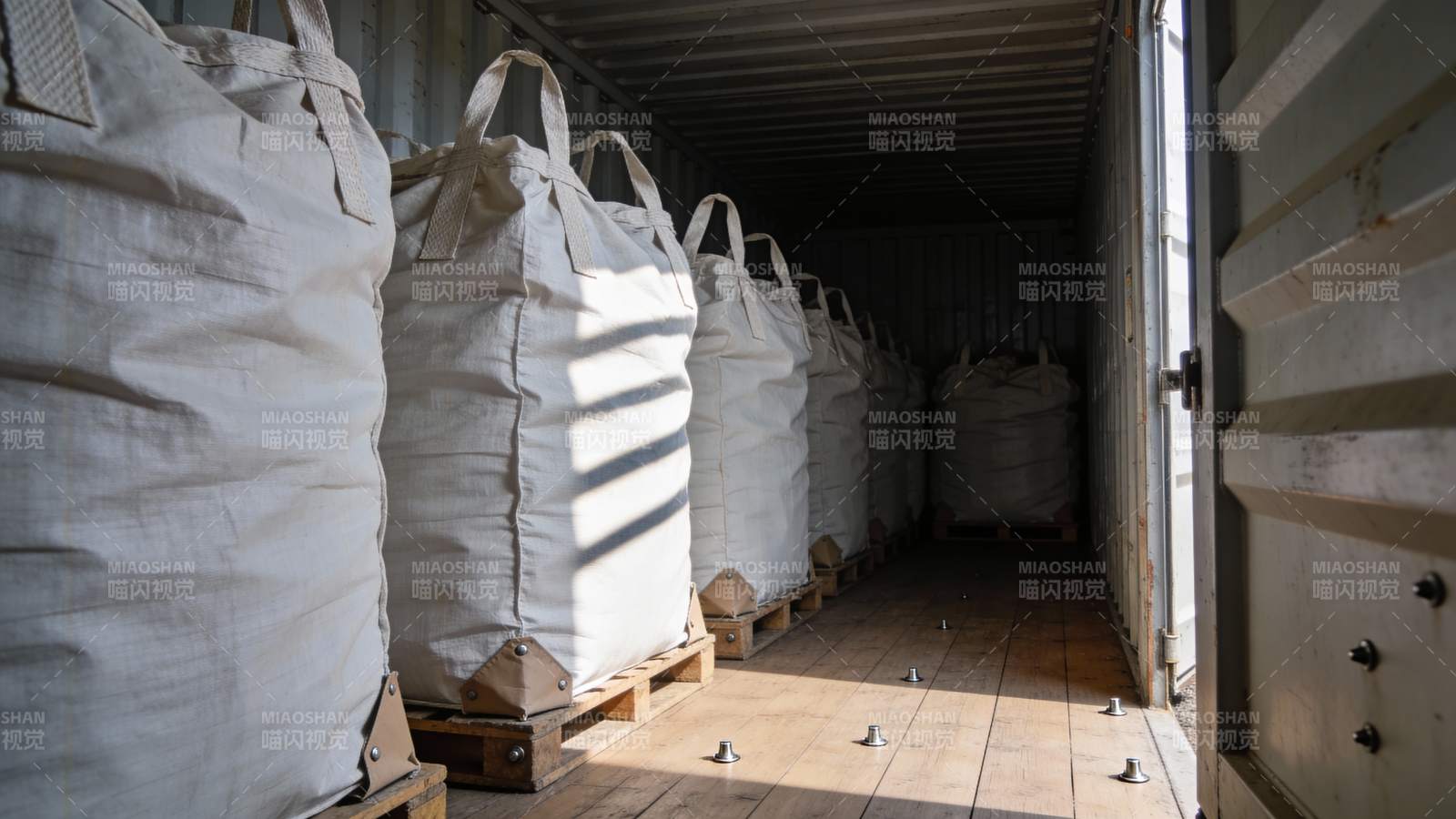 集装箱内堆满白色货袋图片
