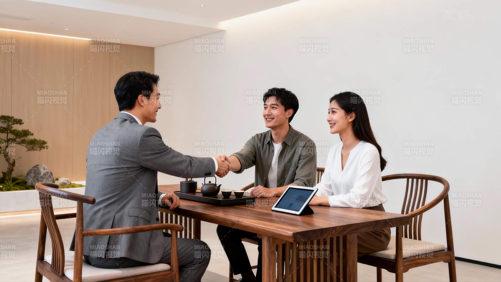 商务洽谈握手合作图片