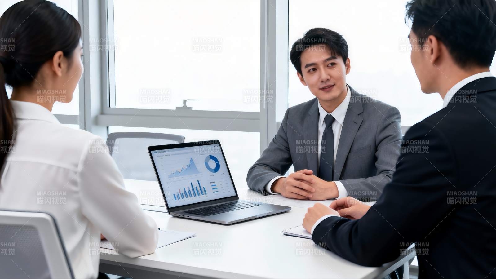 商务会议讨论中图片