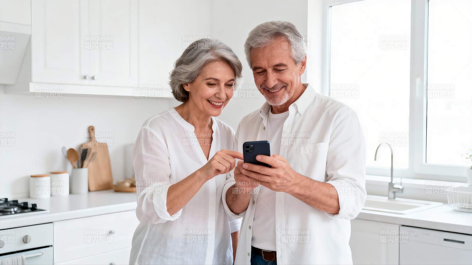 老年夫妇共看手机图片