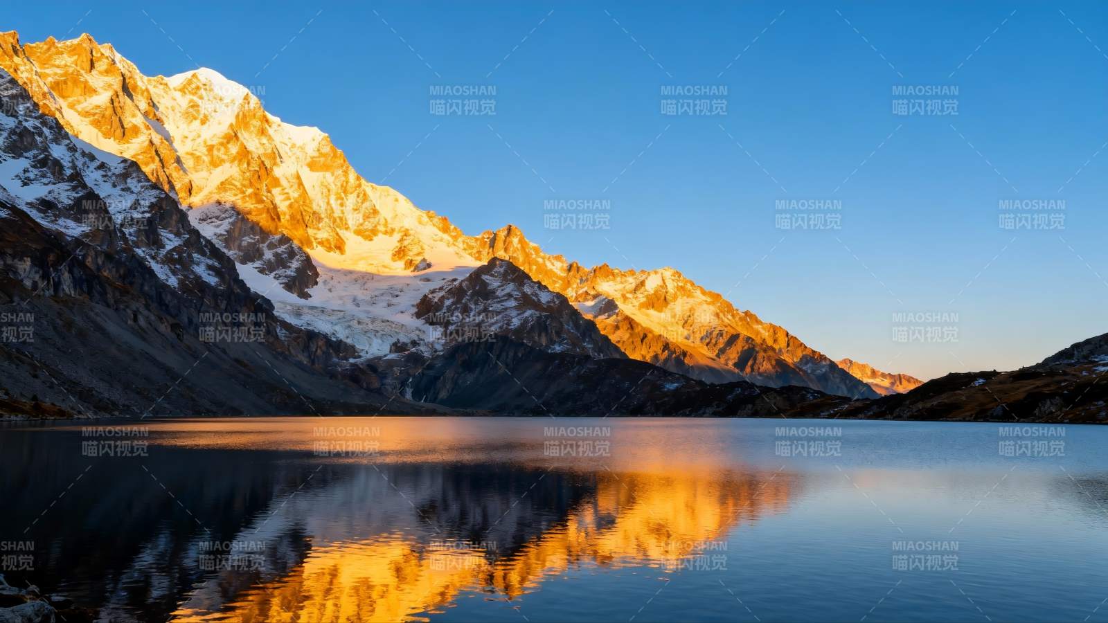 雪山倒影湖中图片