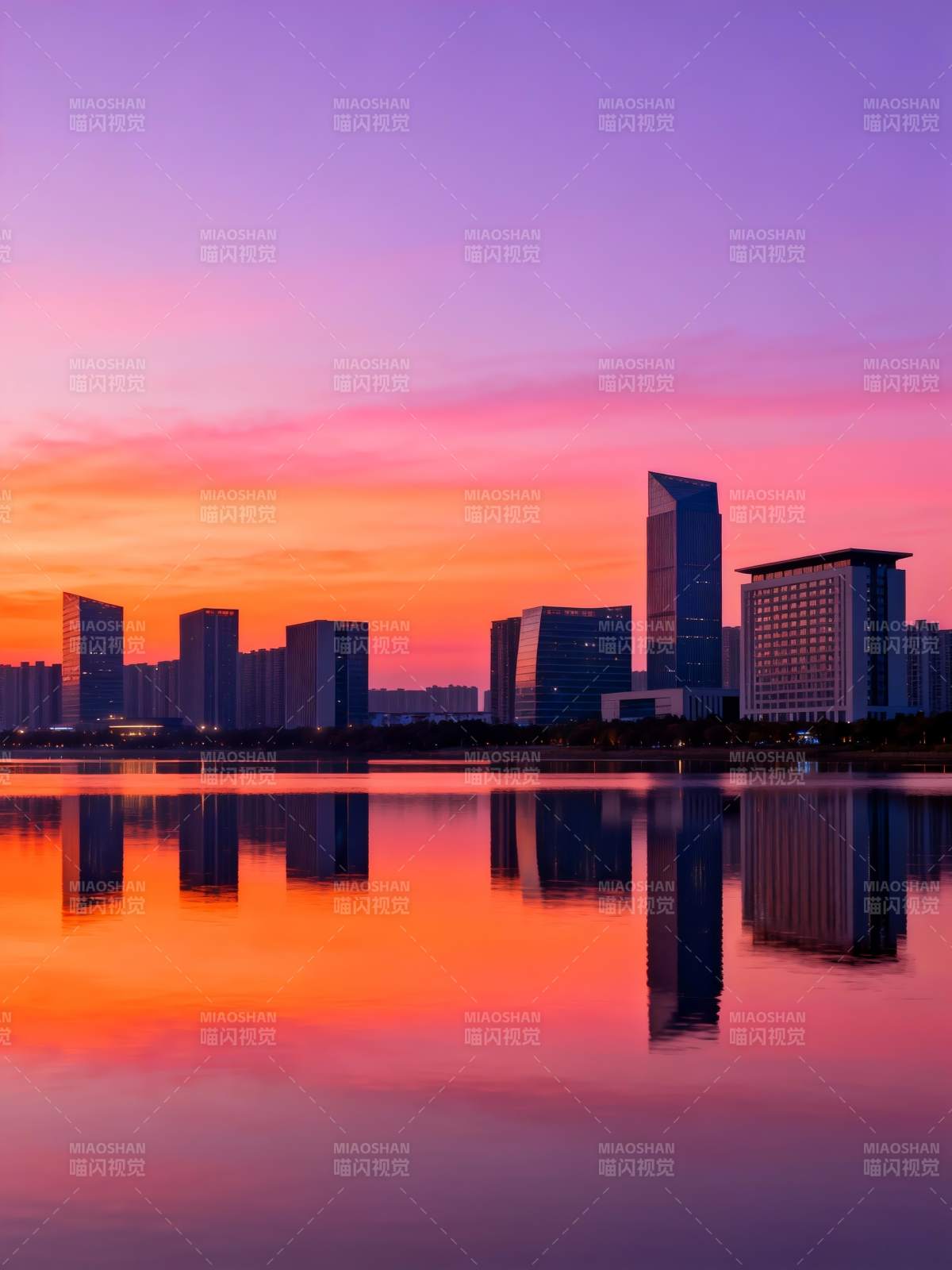 城市剪影映湖光图片