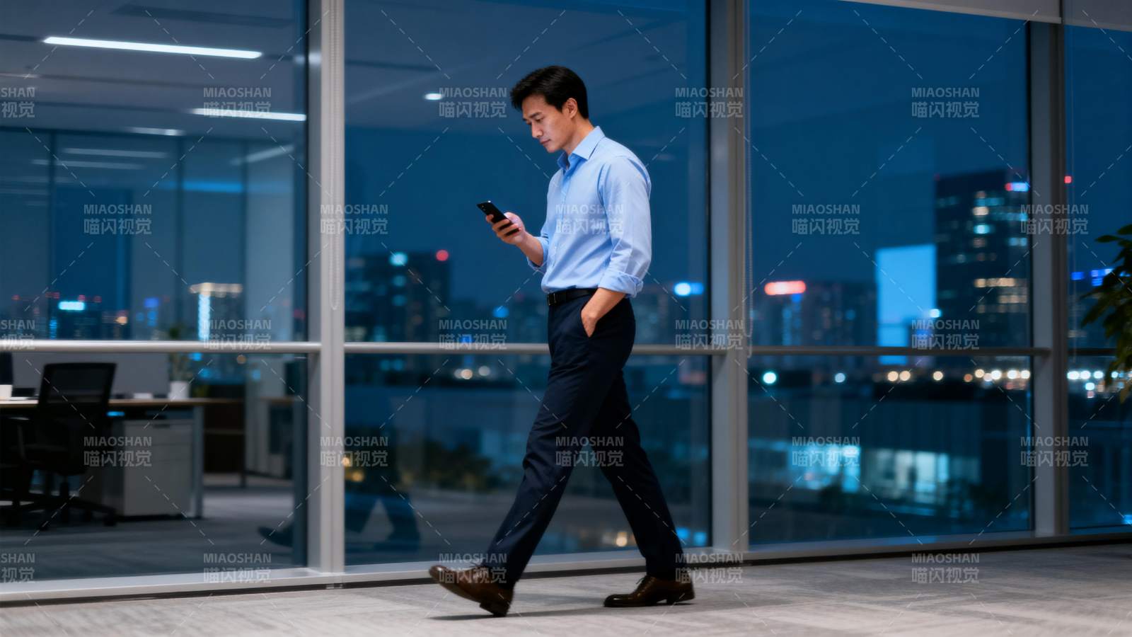 都市夜景中的商务人图片