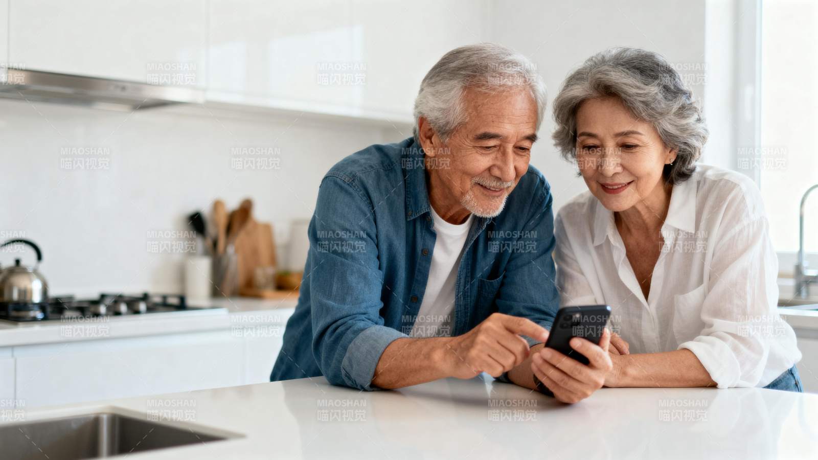 老年夫妇共看手机图片