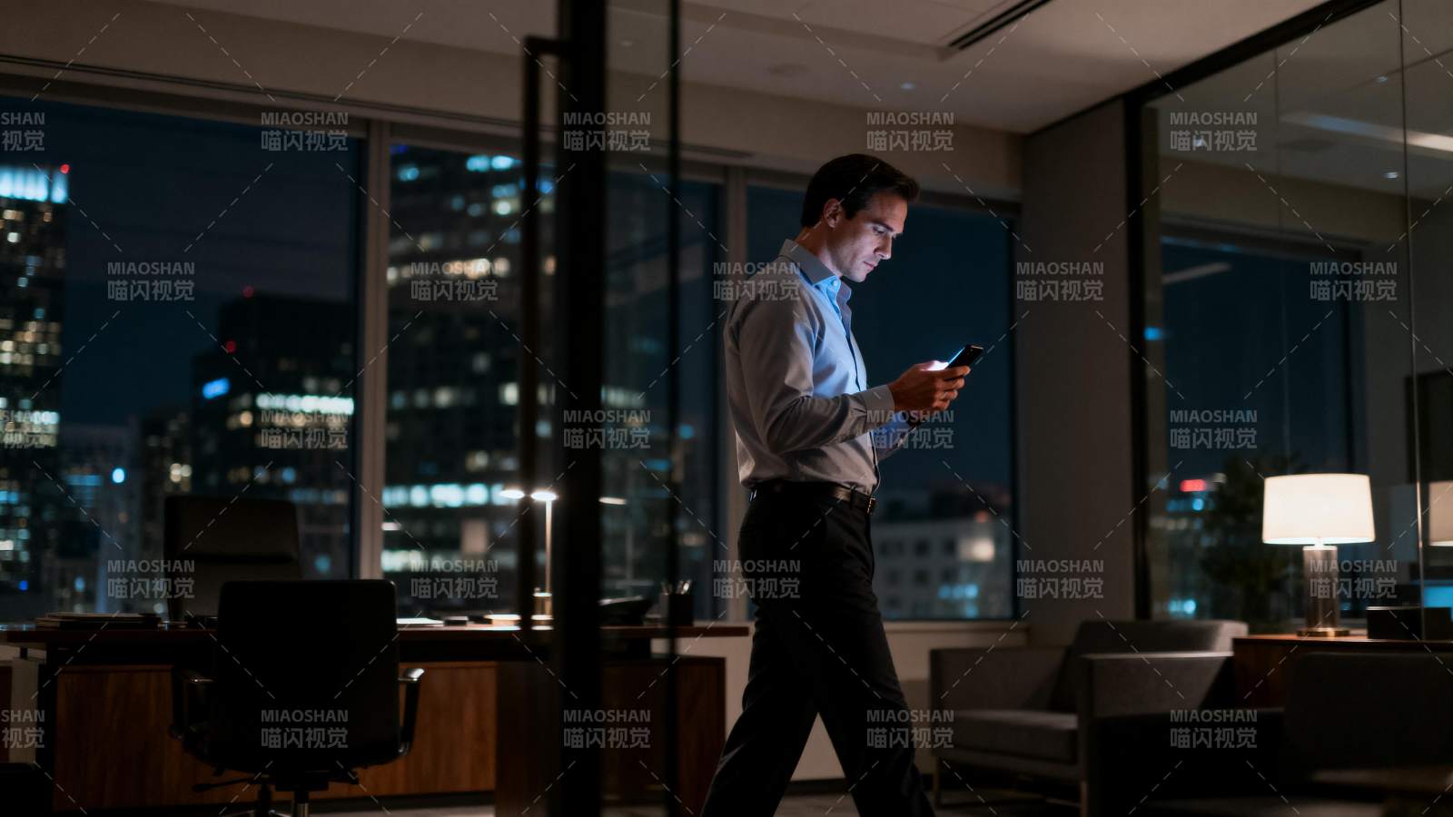 夜幕下的办公室行者图片