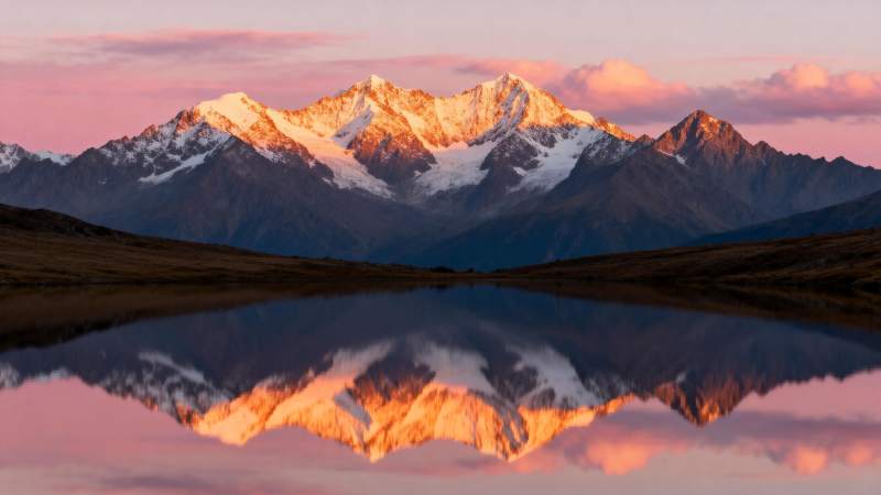 雪山倒影映晚霞图片