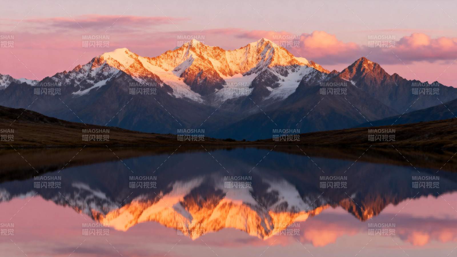 雪山倒影映晚霞图片