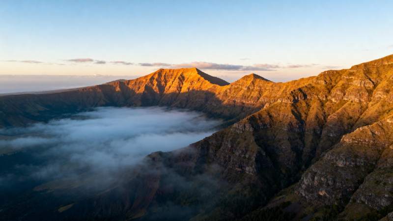 云海映山峦图片