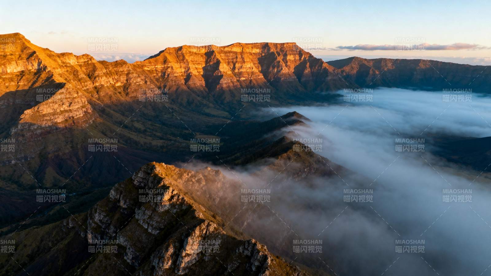 云海山峦日出图片