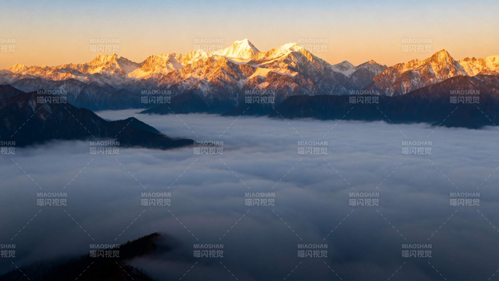 云海雪山日出图片