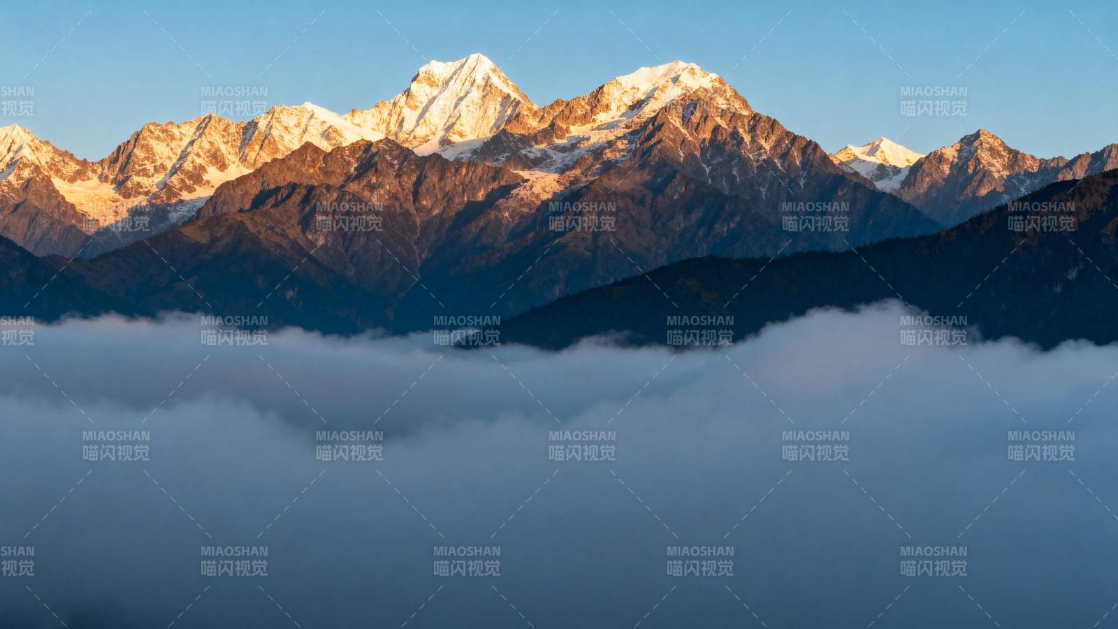 雪山云海日出图片