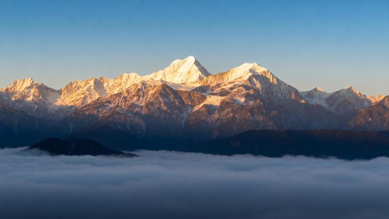 雪山云海日出图片