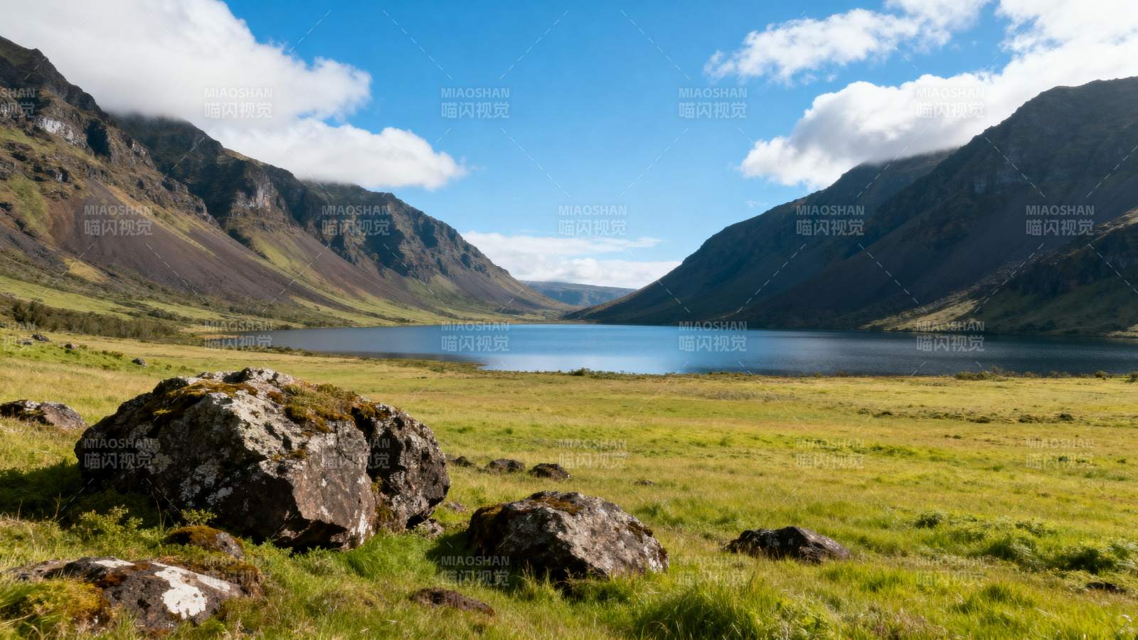 高山湖畔风光图片
