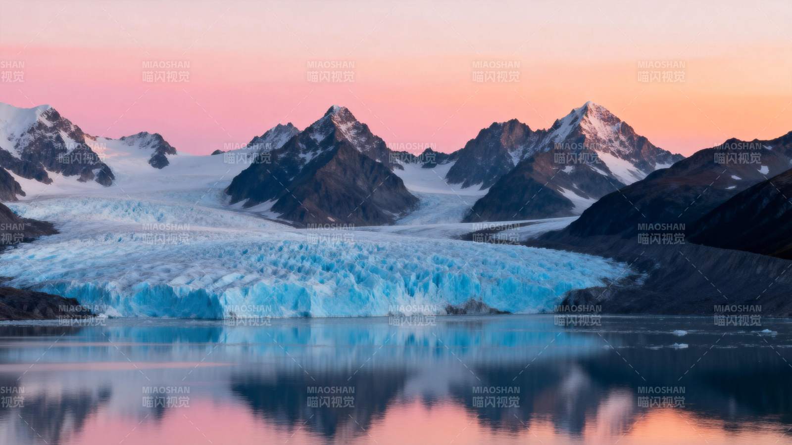 冰川湖畔晨曦图片