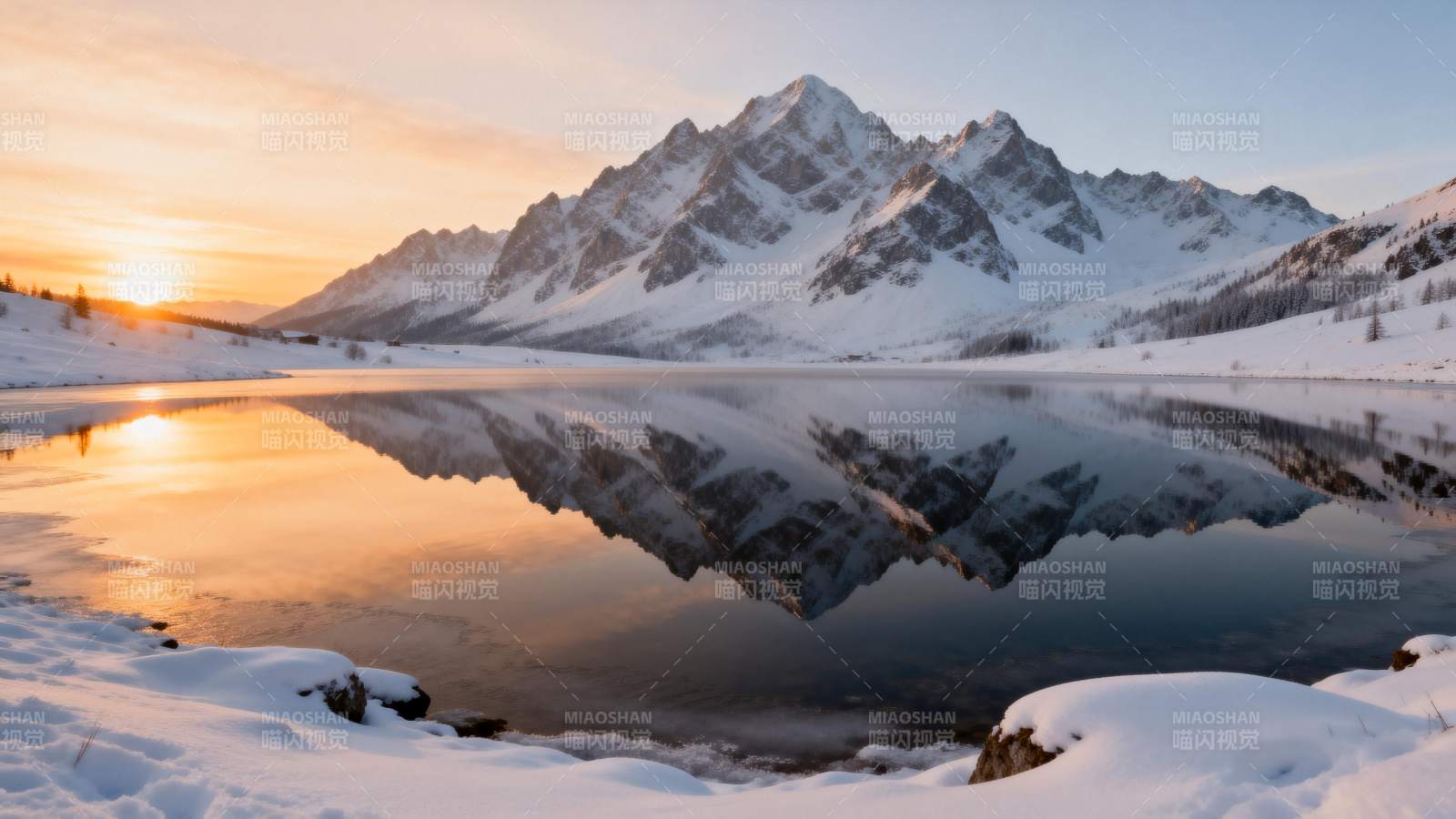雪山倒影湖畔日出图片