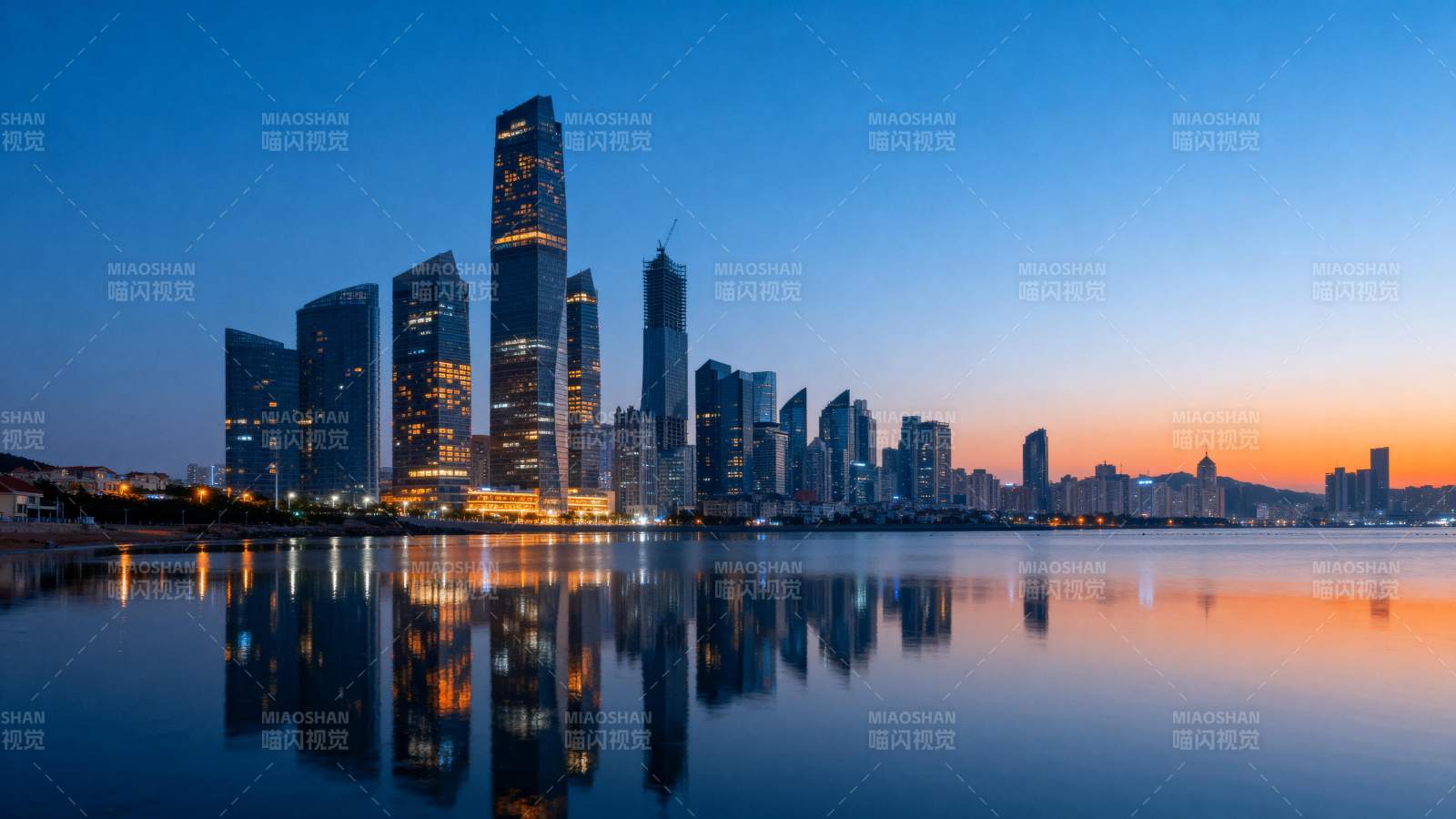 城市夜景倒影图片