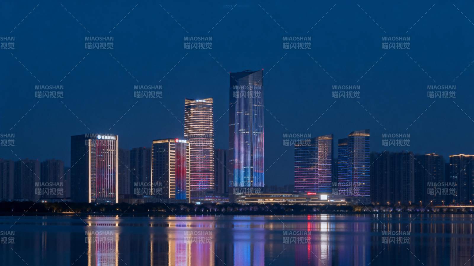 夜幕下的城市天际线图片