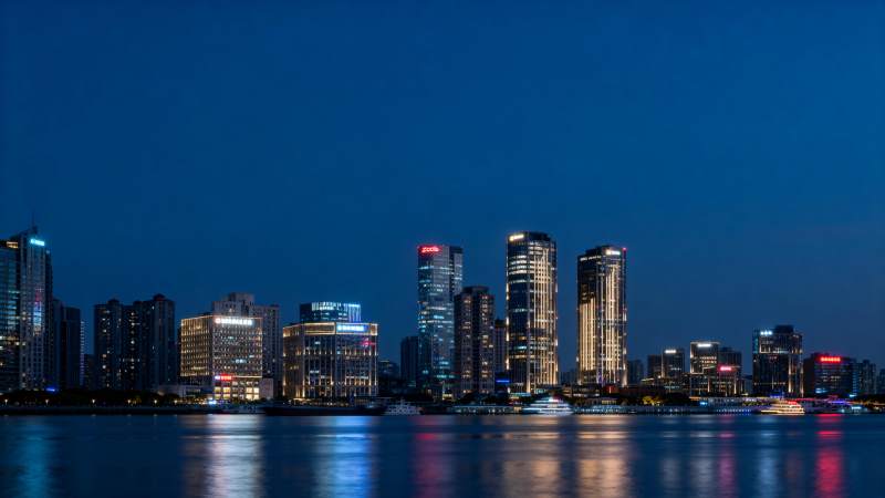 夜幕下的城市天际线图片