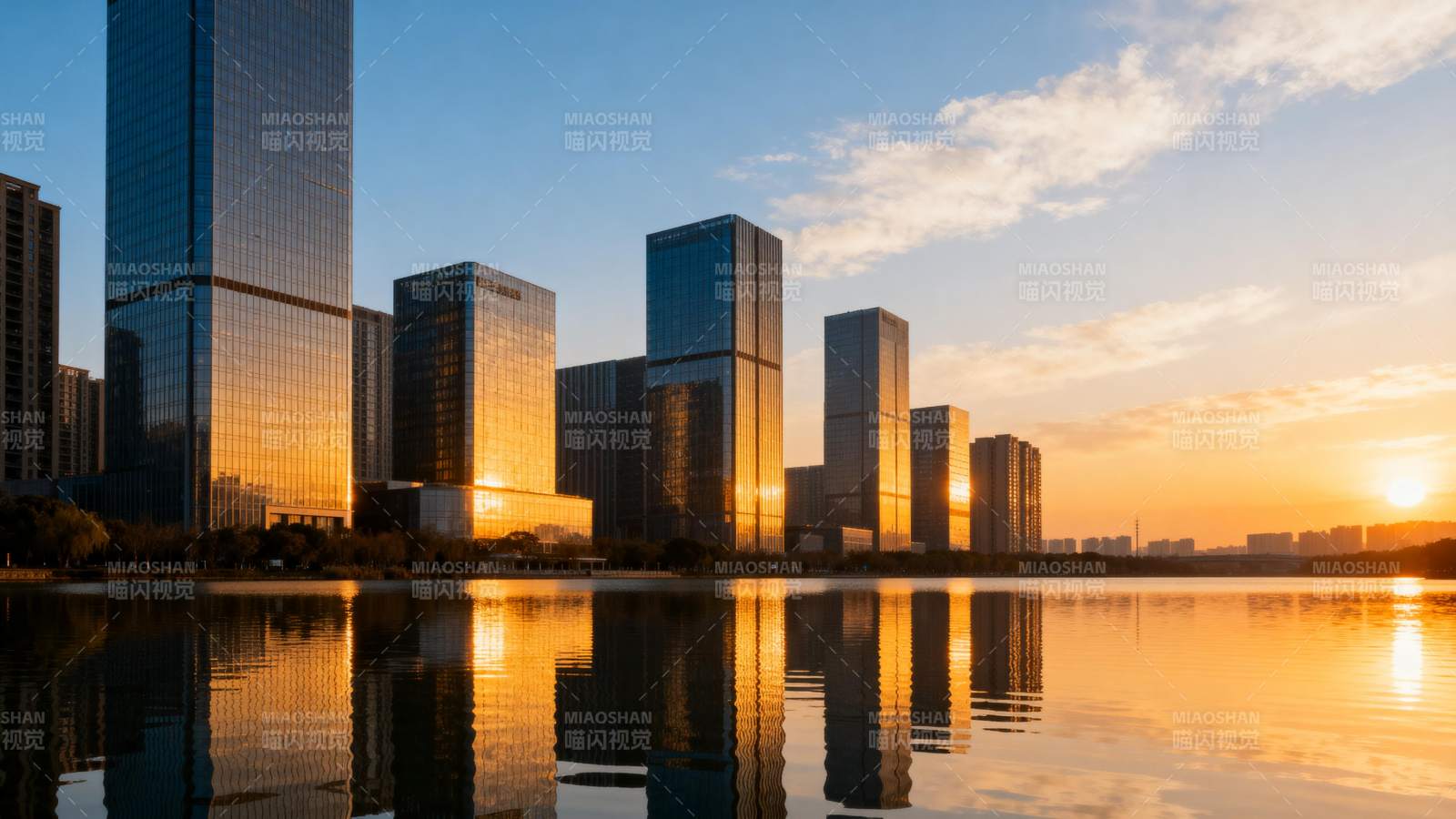 城市日落倒影图片