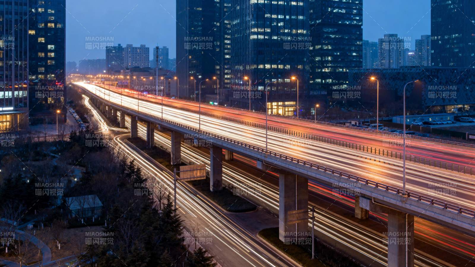 城市夜景车流光影图片