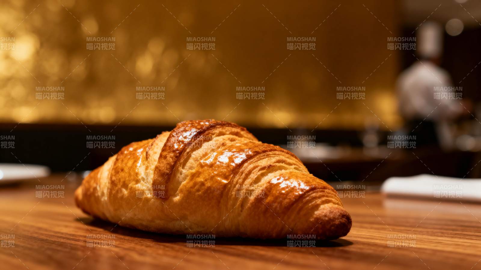 金黄酥脆的羊角面包图片