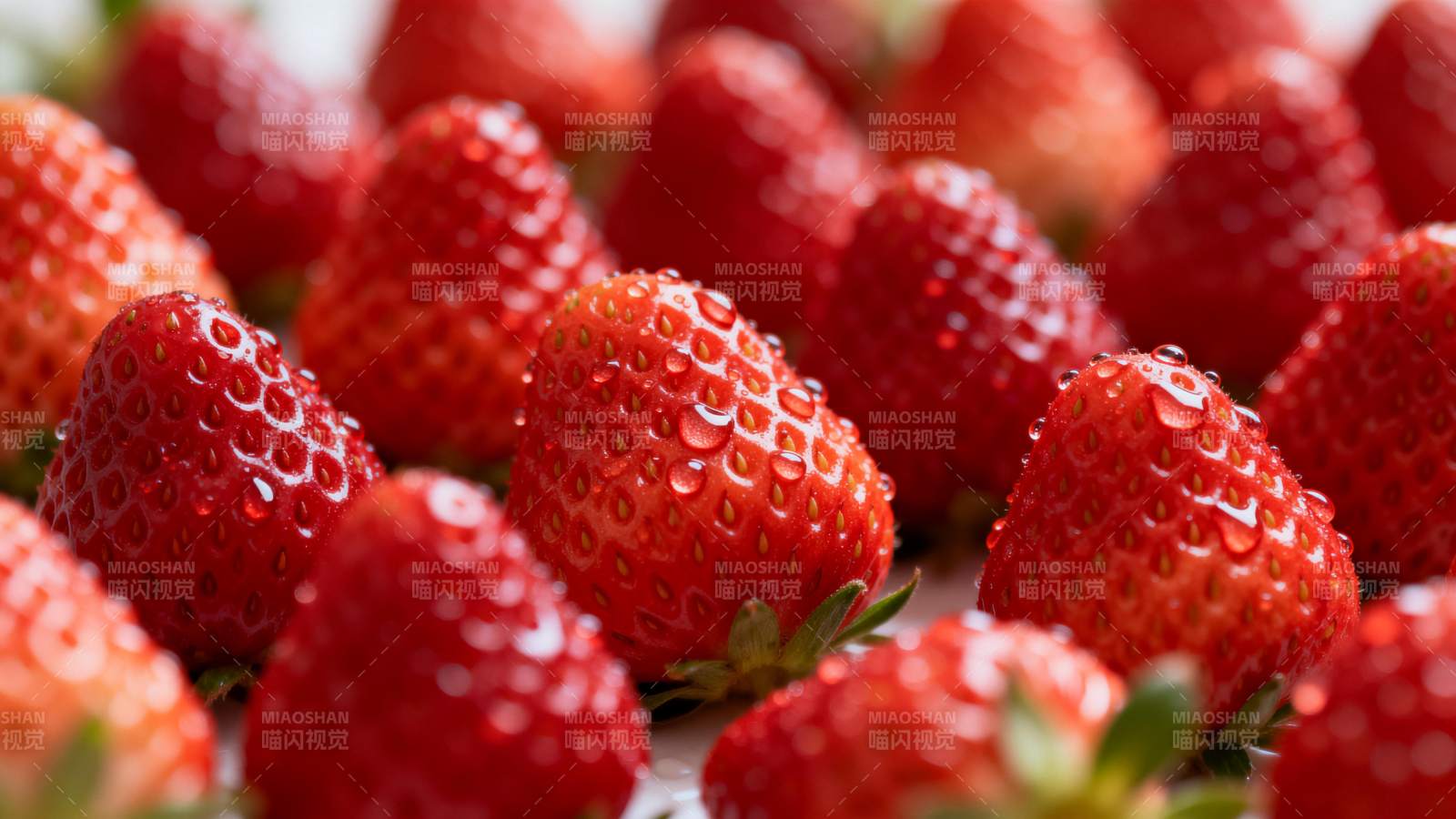 鲜红草莓特写图片