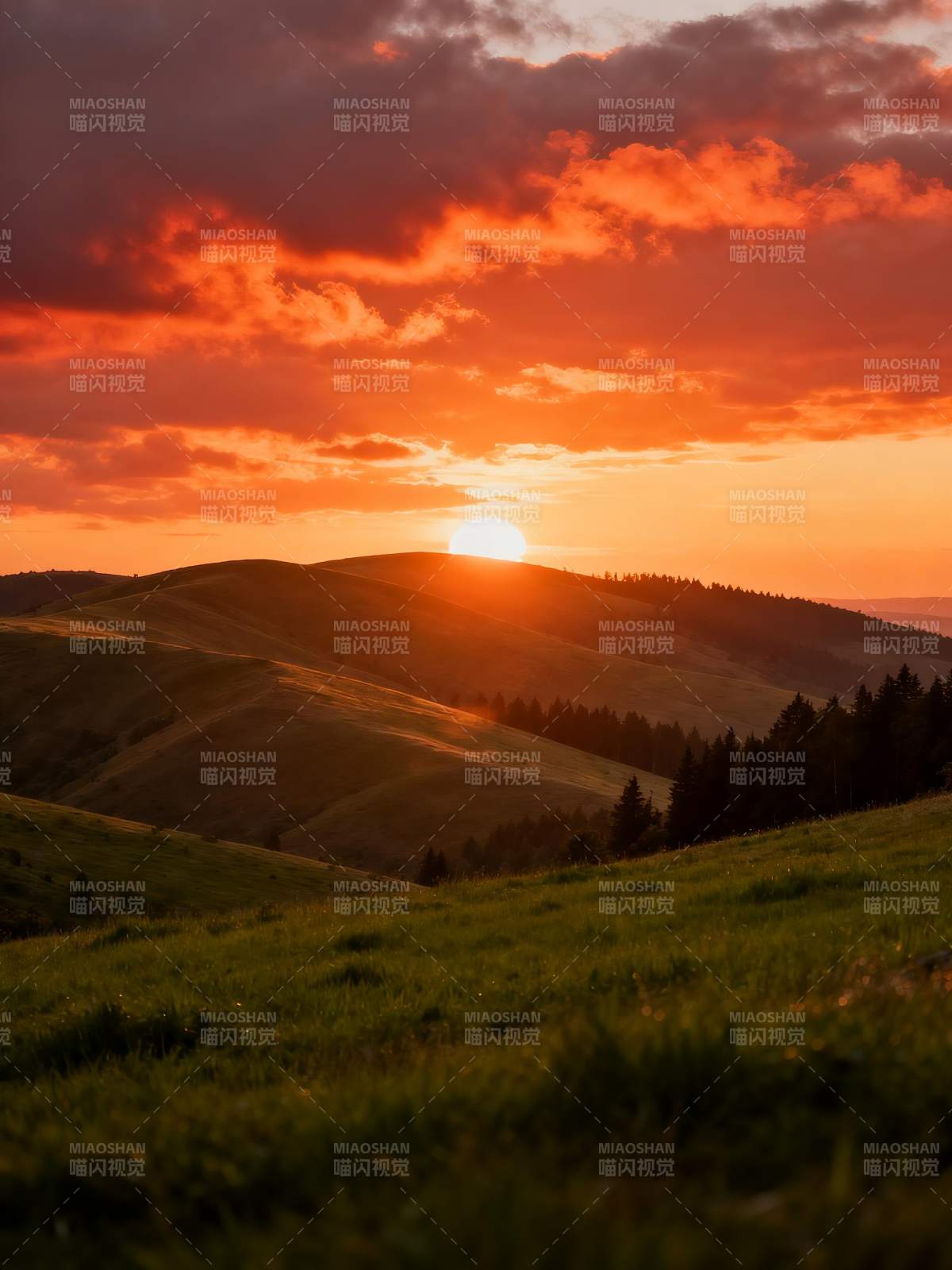 夕阳下的山丘美景图片