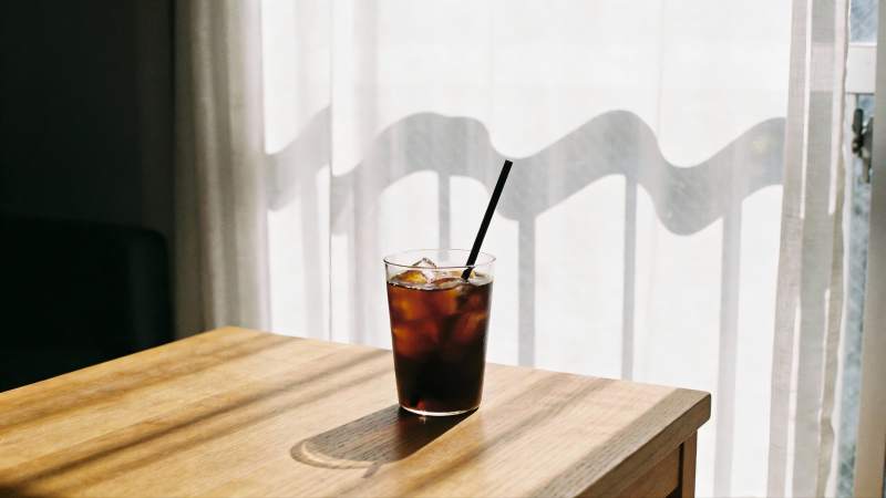 窗边冰饮静享时光图片