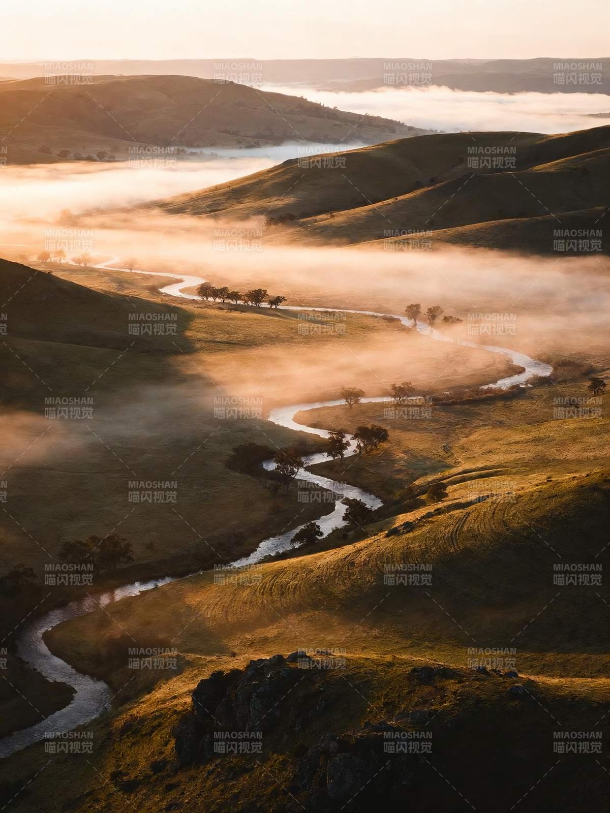 晨雾绕溪流图片